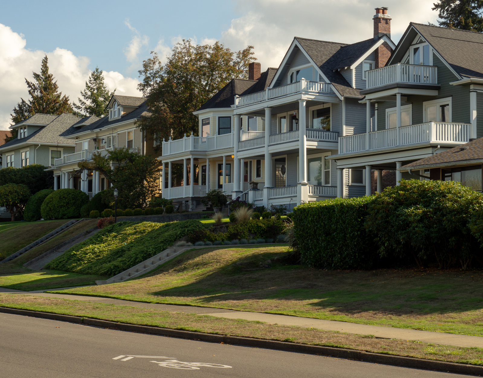 stately homes in a Tacoma neighborhood